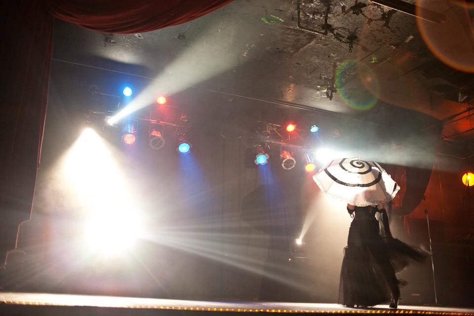 Miss-kennedy-twighlight-zone-burlesque-portland-Betholsoncreative-002